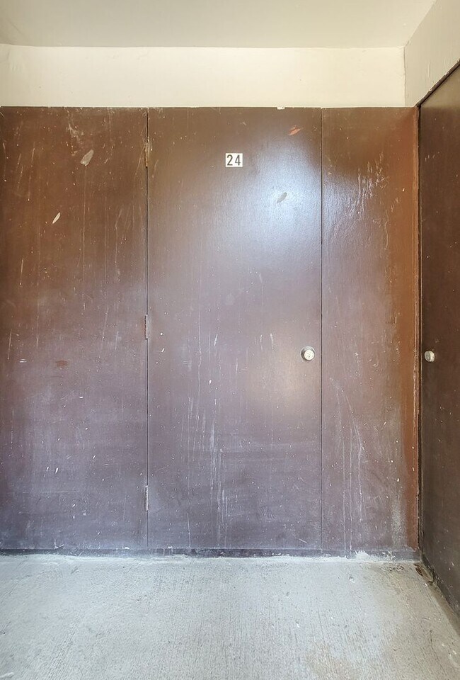 Building Photo - 1023