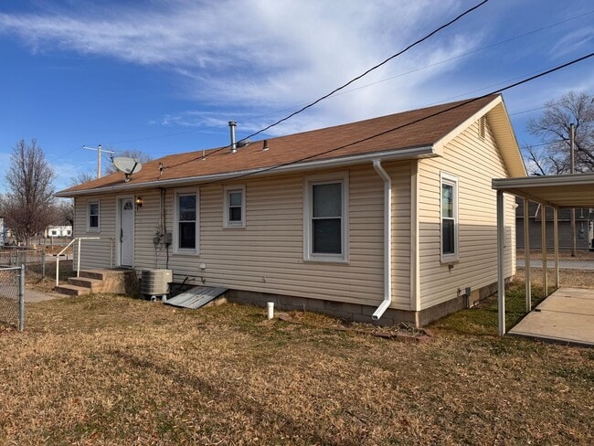 Building Photo - 3 bed, 1 bath