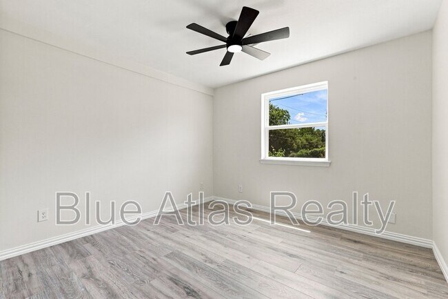 Building Photo - 6008 Golden Gate Dr