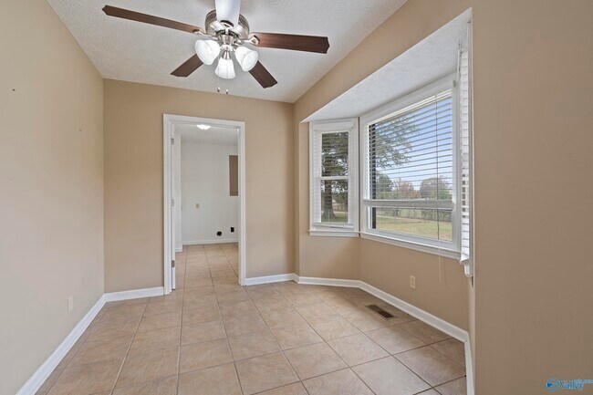 Building Photo - 15153 New Cut Rd