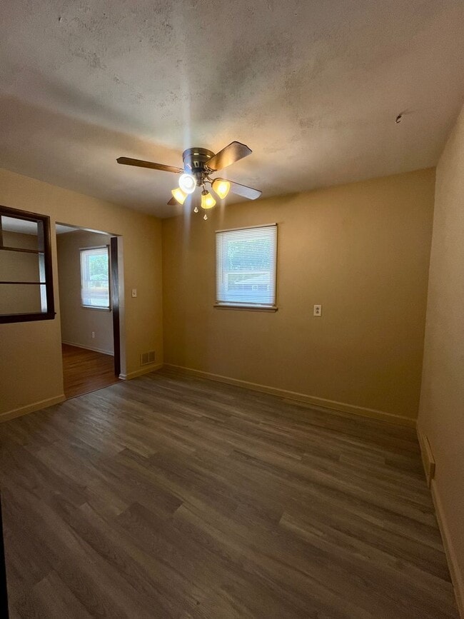 Building Photo - Charming 3-Bedroom Home with Spacious Layo...