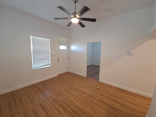 Building Photo - Beautiful 2 bedroom home with large detatched garage