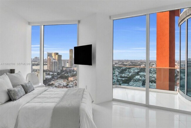 Building Photo - 300 South Pointe Dr