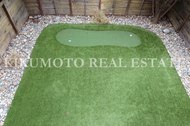 Building Photo - Modern & Elegant Tri-level home in the Riverside Terrance Community