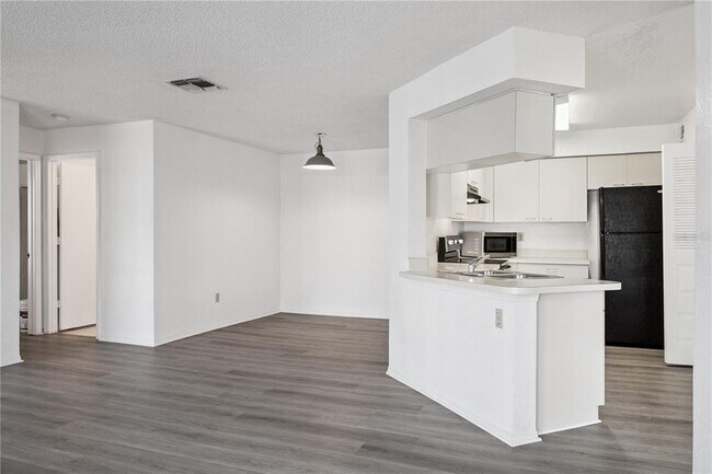 Building Photo - 2550 N Alafaya Trail