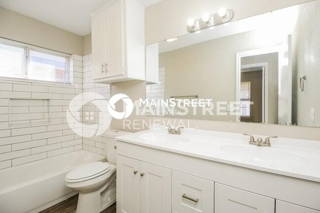 Building Photo - 4 Bedroom Pet-Friendly Home in Edmond, OK with Main Street Renewal