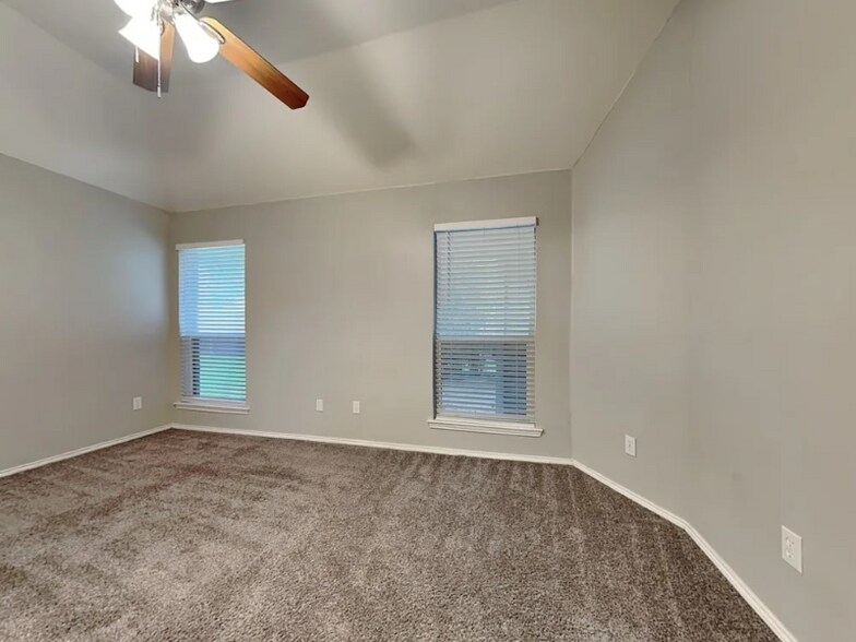 Building Photo - 3810 Sycamore Ln