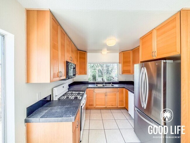 Building Photo - 6645 Amberly St