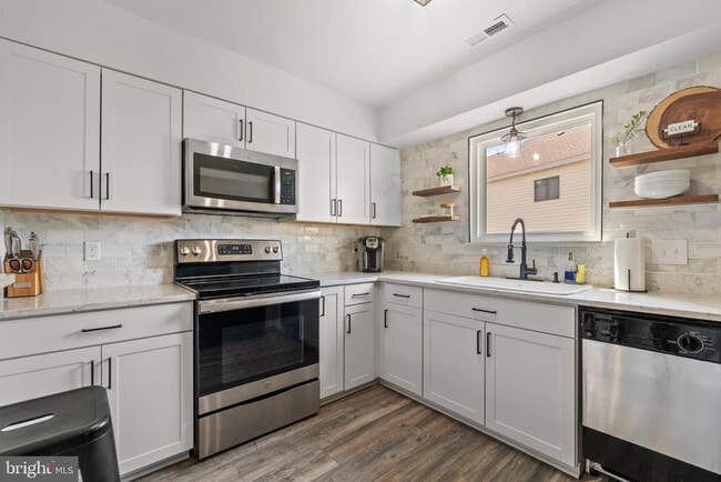 Building Photo - 3182 E Ocean View Ave