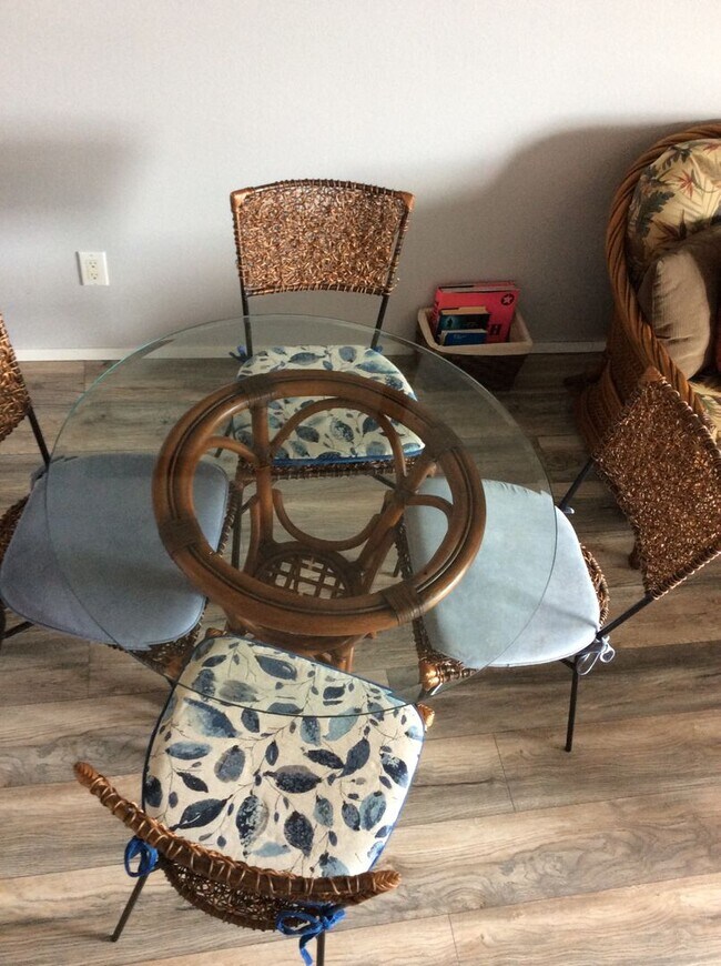 Building Photo - Mostly furnished upstairs 2 bed., 2 full b...