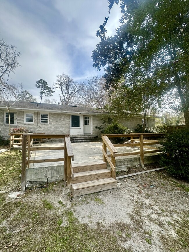 Building Photo - 2100 Park Ln