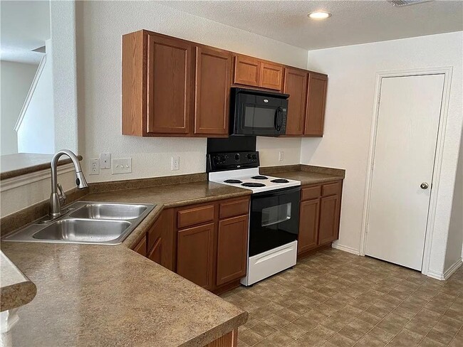 Building Photo - 2200 Weiss Ln