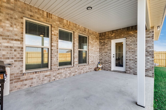 Building Photo - 104 Claystone Rd