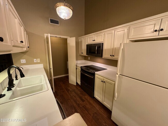 Building Photo - 109 Sugarcreek Dr