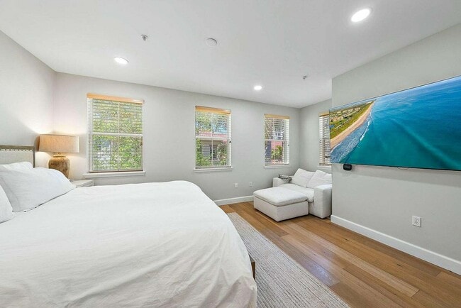 Building Photo - 696 Fern St