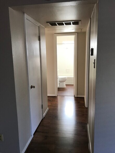 Hallway w/closet - 6205 Oram St
