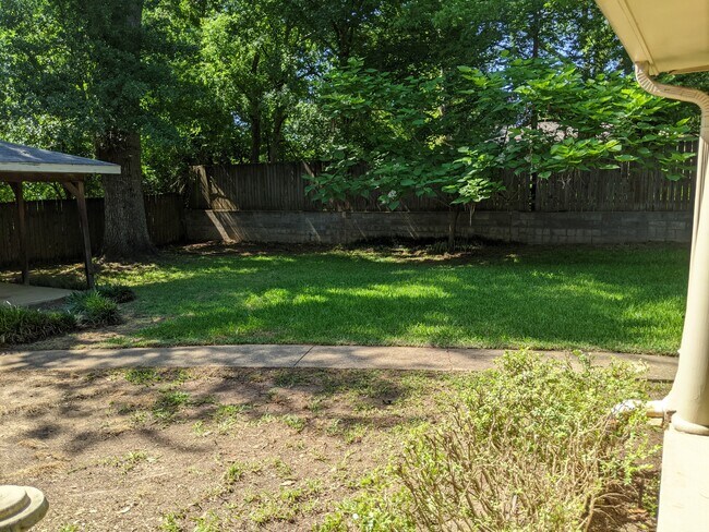 Building Photo - 901 N Azalea Dr