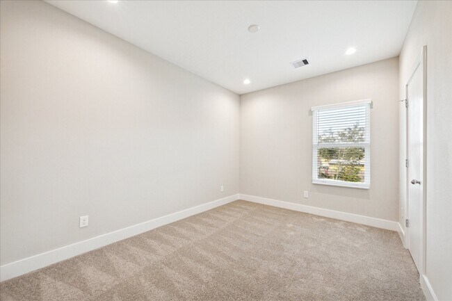 Building Photo - 8662 Easthaven Blvd