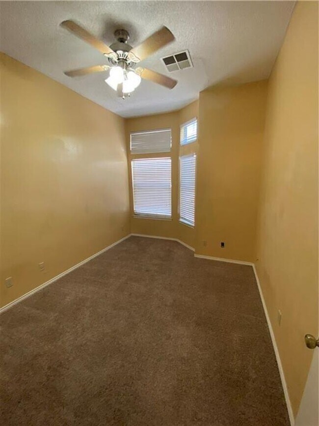 Building Photo - Wedgewood #311