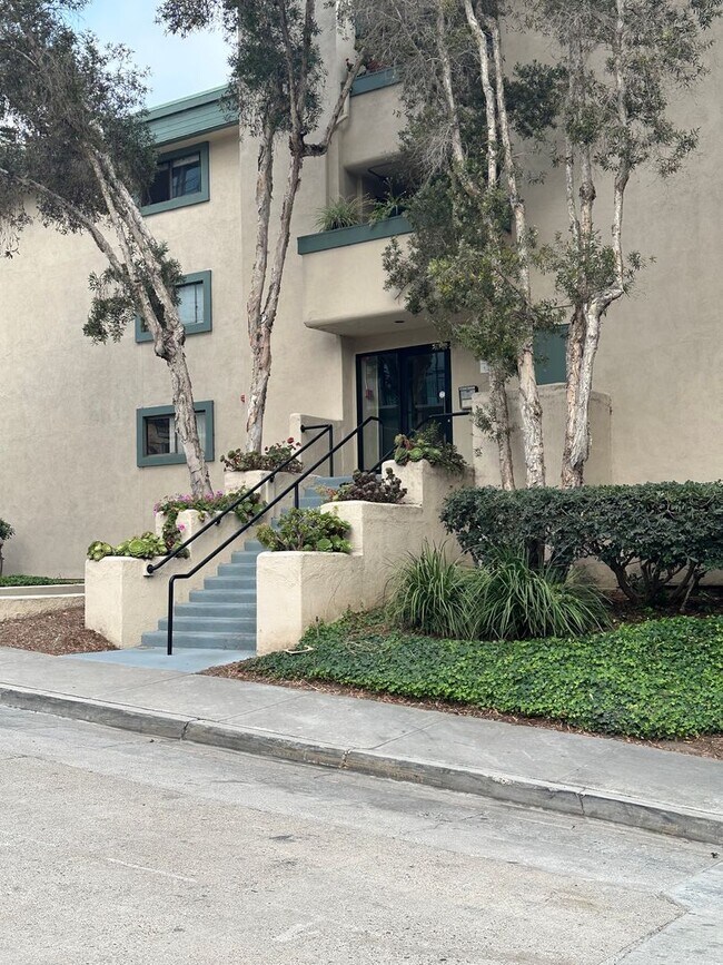 Building Photo - MISSION HILLS-SPACIOUS 2BR /2BA WITH MODER...