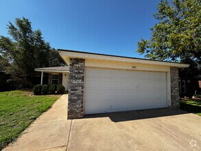 Building Photo - Stunning 2-Bed Oasis in Established Neighb...