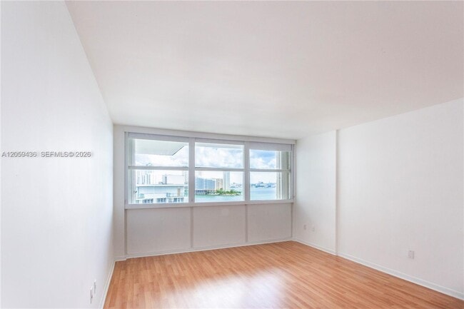 Building Photo - 1420 Brickell Bay Dr