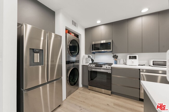 Building Photo - 8601 W Knl Dr