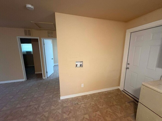 Building Photo - 221/223/225/227 Maria Street