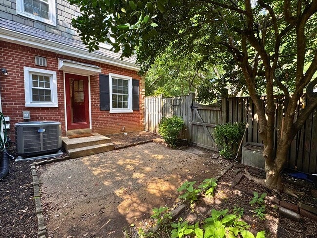 Building Photo - 3 level end unit 1br+den 2ba town house in...
