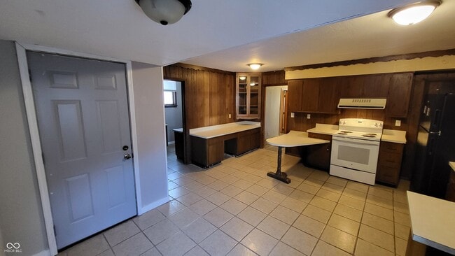 Building Photo - 330 W 6th St