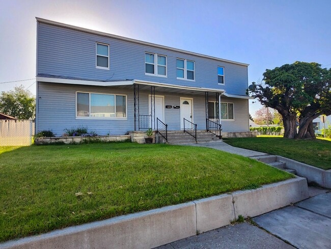 Building Photo - Pet Friendly, Fully Fenced Richland Duplex!