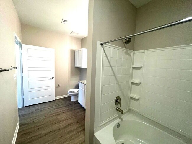 Building Photo - 300 Willow Grv Wy