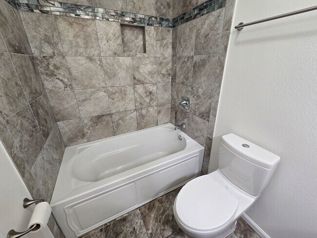 Building Photo - Beautifully Renovated, Top Floor, 2 Bedroom 2 Bath East Boulder Condo for Rent!