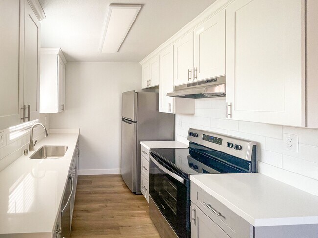 Building Photo - 129 Redwood Ave