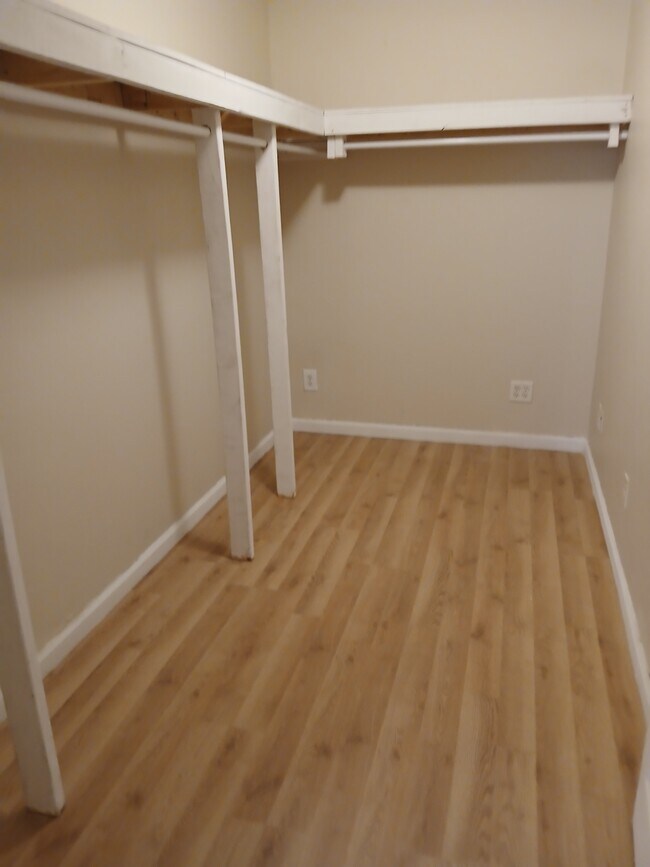 Building Photo - 319 E Mill St