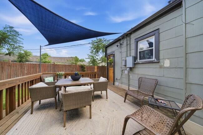 Building Photo - Charming 2-Bedroom, 1-Bath Home in Midtown