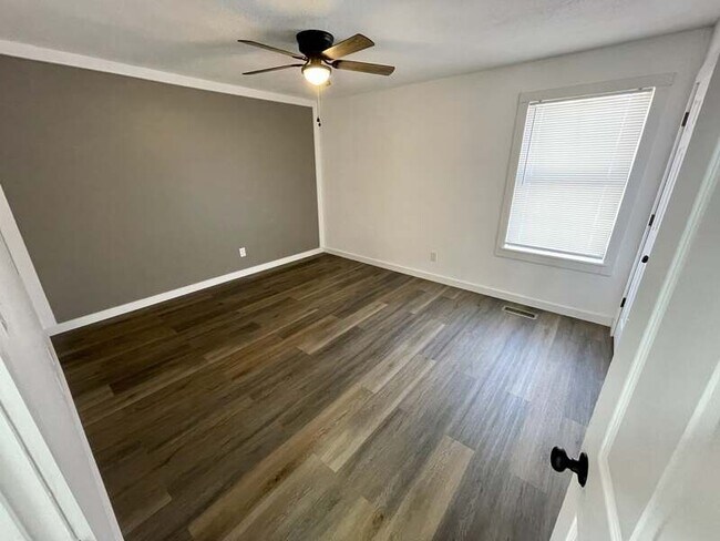 Building Photo - 1642 Hillwood Dr