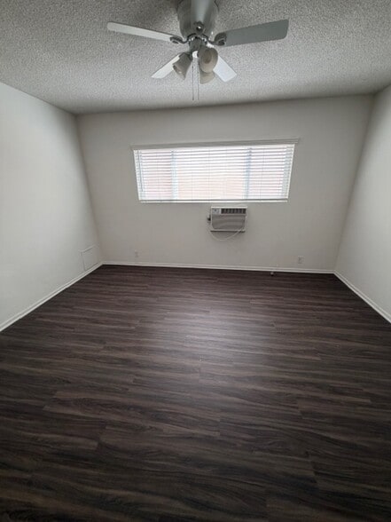 Main bedroom with air conditioner and designer blinds - 1123 S Wooster St