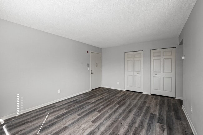 Building Photo - Rosco Apts-2720