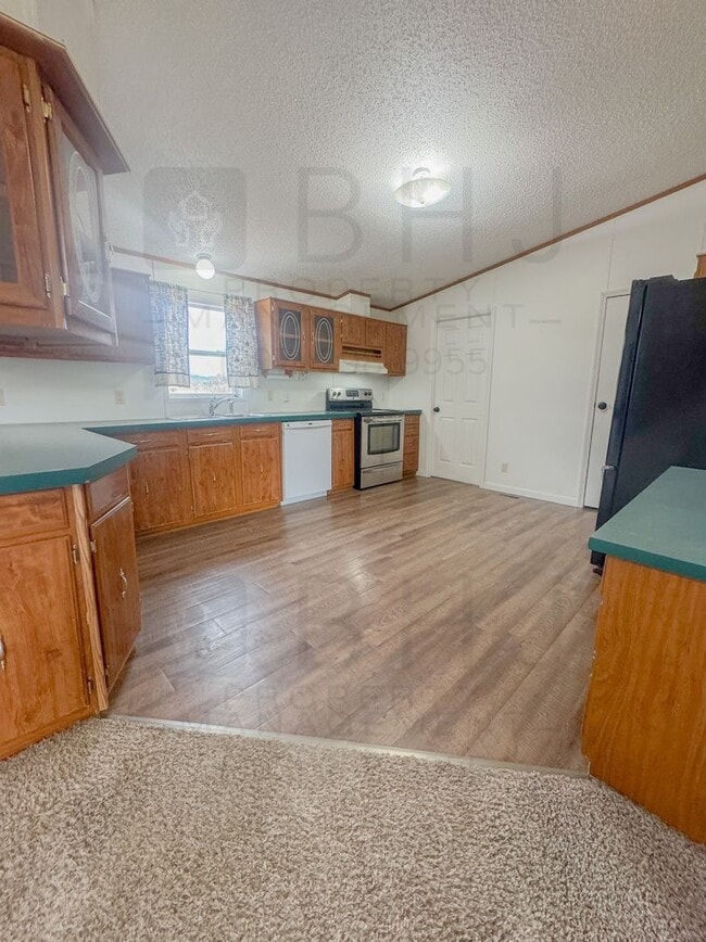 Building Photo - Dog Friendly, 3 Bed/ 2 Bath SFH