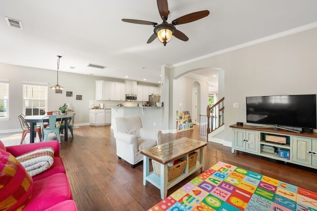 Building Photo - Available Early September! Gorgeous 5 Bed, 3.5 Ba Located In Kitts Creek - Pet Friendly!