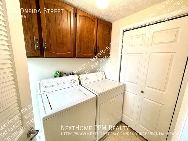 Building Photo - Great 2 bedroom,1-1/2 bath home with laund...