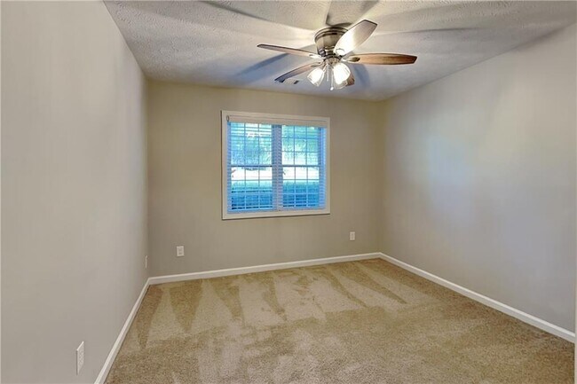 Building Photo - 3564 Saddlebrook Dr