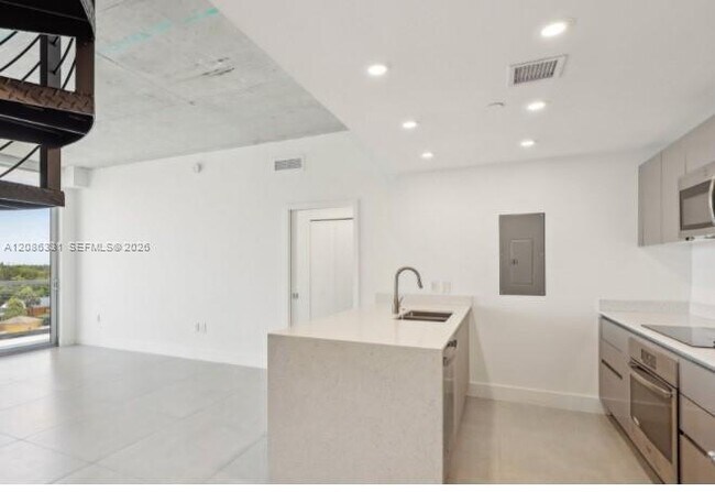 Building Photo - 13800 Highland Dr