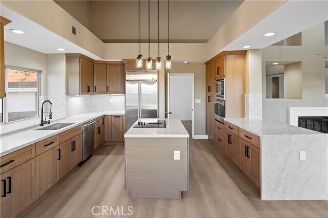 Building Photo - 6 Saros