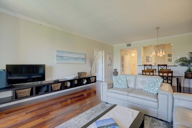 Building Photo - 500 Uno Lago Dr