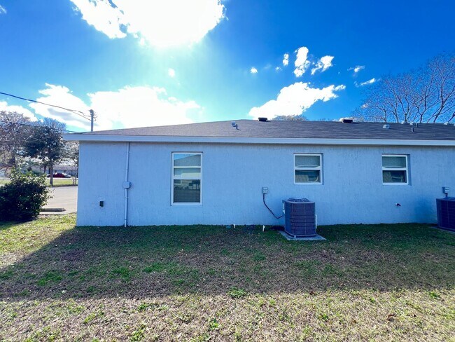 Building Photo - Charming 2-Bedroom, 2-Bathroom Rental in the Heart of Ocala!