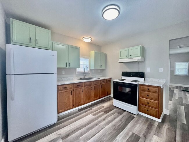 Building Photo - 2 Bedroom - New & Improved - Centrally Loc...