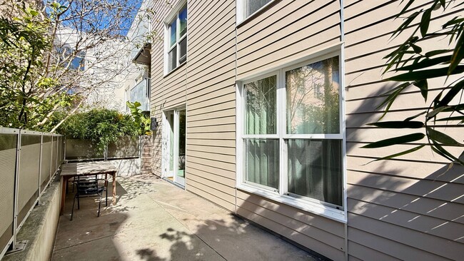 Building Photo - 1BR + Den / 1BA with Private Patio + Parking!