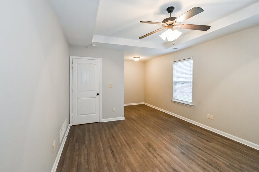 Building Photo - 5690 Bedford Loop W